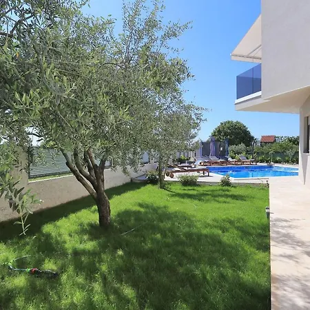 Three-room L&t With Pool Surrounded By Olive Trees *